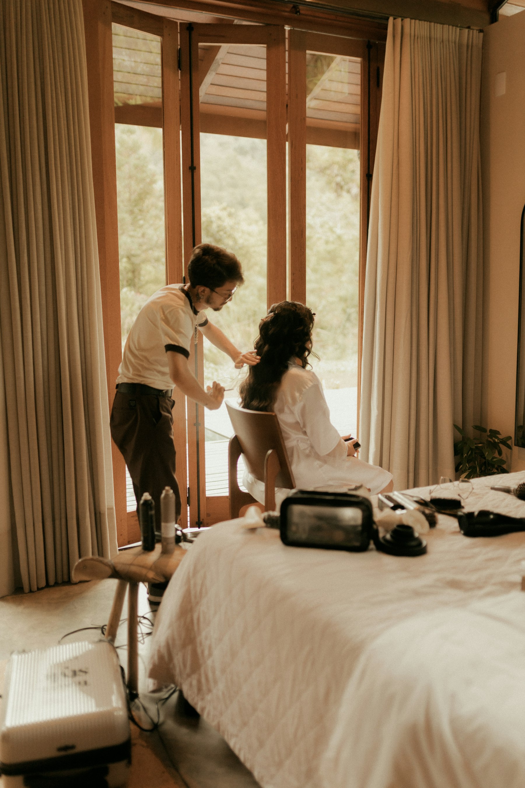 Estilista trabajando con una clienta en el salon